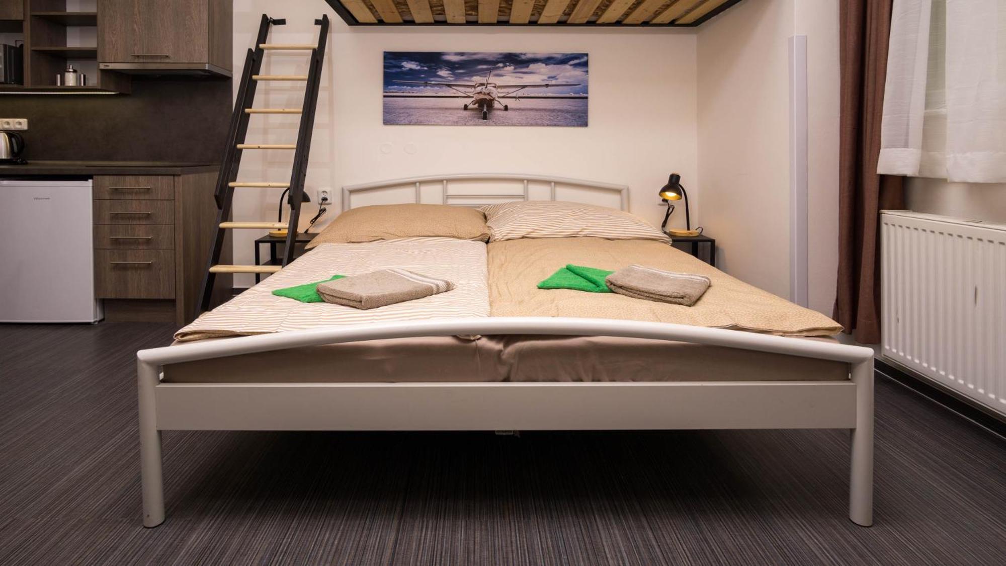 Flying Bed Apartment Close To Prague Castle And Airport Room photo